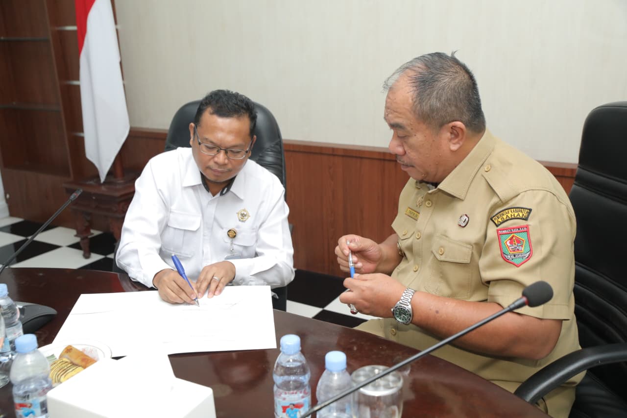 Teks fhoto Bupati Asahan Taufik Zainal Abidin Siregar S.Sos M.Si menyambut Kepala BPK RI Perwakilan Sumatera Utara Paula Henry Simatupang SE MSi Ak CA CFrA CPA (Aust) CSFA ACPA GRCP GRCA ERMAP di Aula. Mawar Kantor Bupati Asahan Senin (06/04/2026).beritasore/ alirsyah