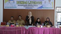 Teks fhoto Bunda Literasi Kabupaten Asahan Ny.Yusnila Indriati Taufik Lantikan Bunda Literasi Kecamatan Buntu Pane di Aula Kantor Camat Buntu Pane Kabupaten Asahan Selasa (07/04/2026). beritasore/alirsyah