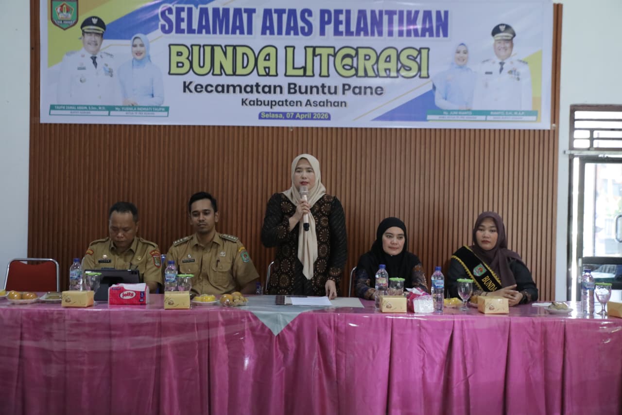 Teks fhoto Bunda Literasi Kabupaten Asahan Ny.Yusnila Indriati Taufik Lantikan Bunda Literasi Kecamatan Buntu Pane di Aula Kantor Camat Buntu Pane Kabupaten Asahan Selasa (07/04/2026). beritasore/alirsyah