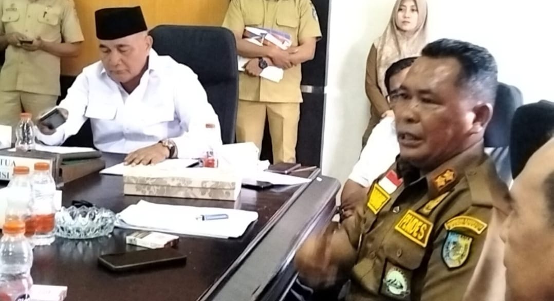 Teks fhoto RDP DPRD Batubara Komisi 1 tegang, pengalihan Lapangan Bola jadi gerai KDMP ditolak Warga Desa Gunung Rante Kecamatan Talawi Selasa (7/4-2026).beritasore/alirsyah