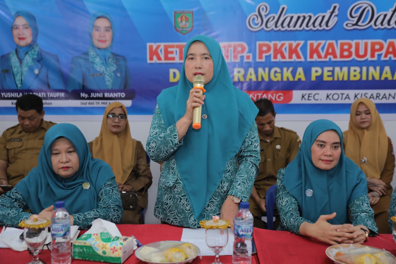 Teks fhoto Ketua TP PKK Kabupaten Asahan Ny Yusnila Indriati Taufik menggelar Lomba UP2K PKK di Aula Kantor Lurah Sentang Kecamatan Kota Kisaran Timur Selasa (07/04/2026). beritasore/alirsyah