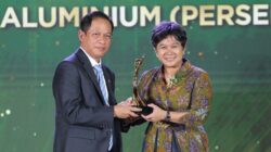 Teks fhoto Menteri Lingkungan Hidup Republik Indonesia, Hanif Faisol Nurofiq memberikan Penghargaan, INALUM raih PROPER Emas Kinerja ESG Berkelanjutan di Taman Mini Indonesia Indah di Jakarta Selasa (7/4-2026).beritasore/alirsyah