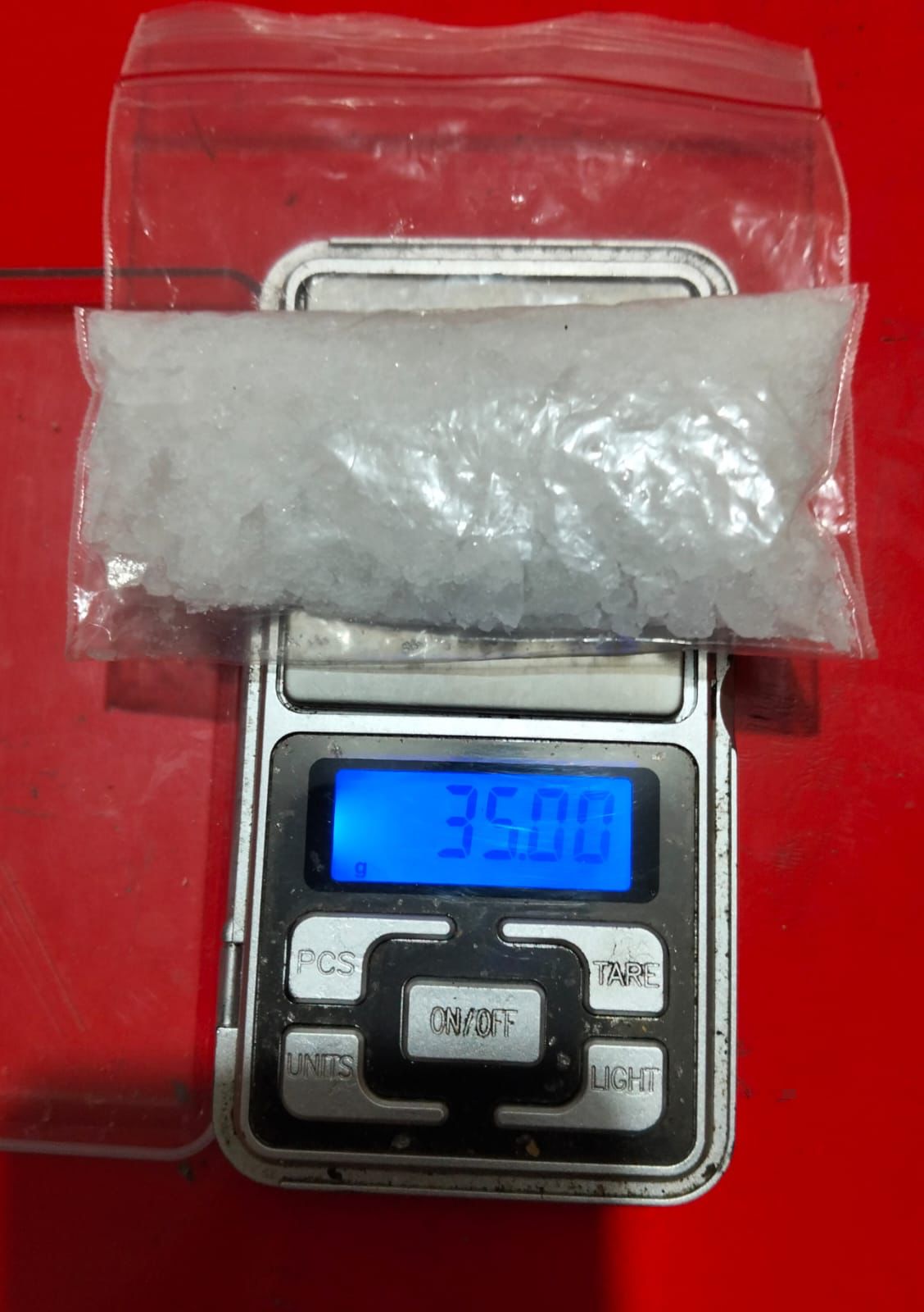 Keterangan Foto: Tersangka bersama barang bukti saat berada di Mapolres Labuhanbatu. (Ist)