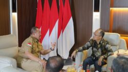 Teks fhoto Bupati Batubara H.Baharuddin Siagian SH,M.Si menerima kunjungan Konsulat Jenderal RRT Medan Huang He, di Ruang Kerja Bupati Batubara, Kecamatan Lima Puluh Selasa (7/4/2026).