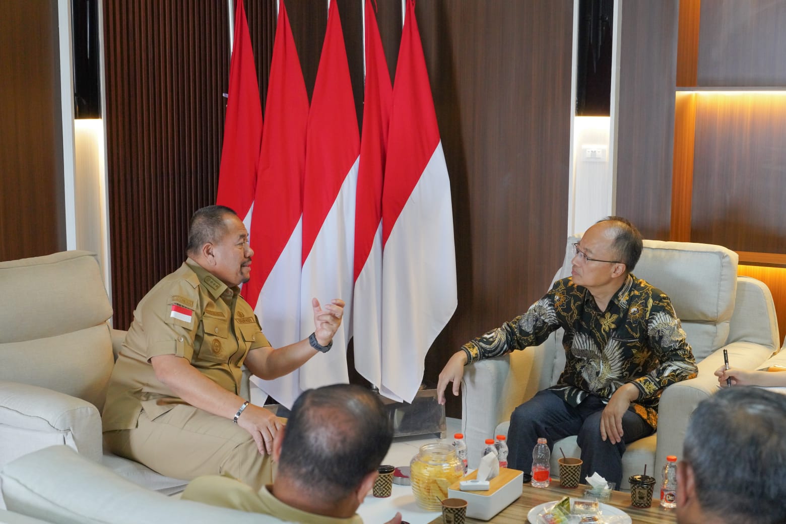 Teks fhoto Bupati Batubara H.Baharuddin Siagian SH,M.Si menerima kunjungan Konsulat Jenderal RRT Medan Huang He, di Ruang Kerja Bupati Batubara, Kecamatan Lima Puluh Selasa (7/4/2026).
