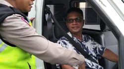 Penguji dari personil lantas Polres Tanah Karo saat memberikan arahan sebelum melakukan uji tes drive kepada pemohon dilapangan Polres Tanah Karo.Ist
