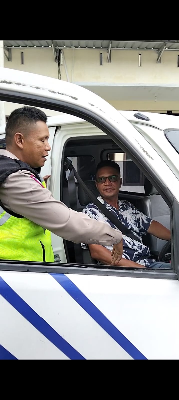 Penguji dari personil lantas Polres Tanah Karo saat memberikan arahan sebelum melakukan uji tes drive kepada pemohon dilapangan Polres Tanah Karo.Ist