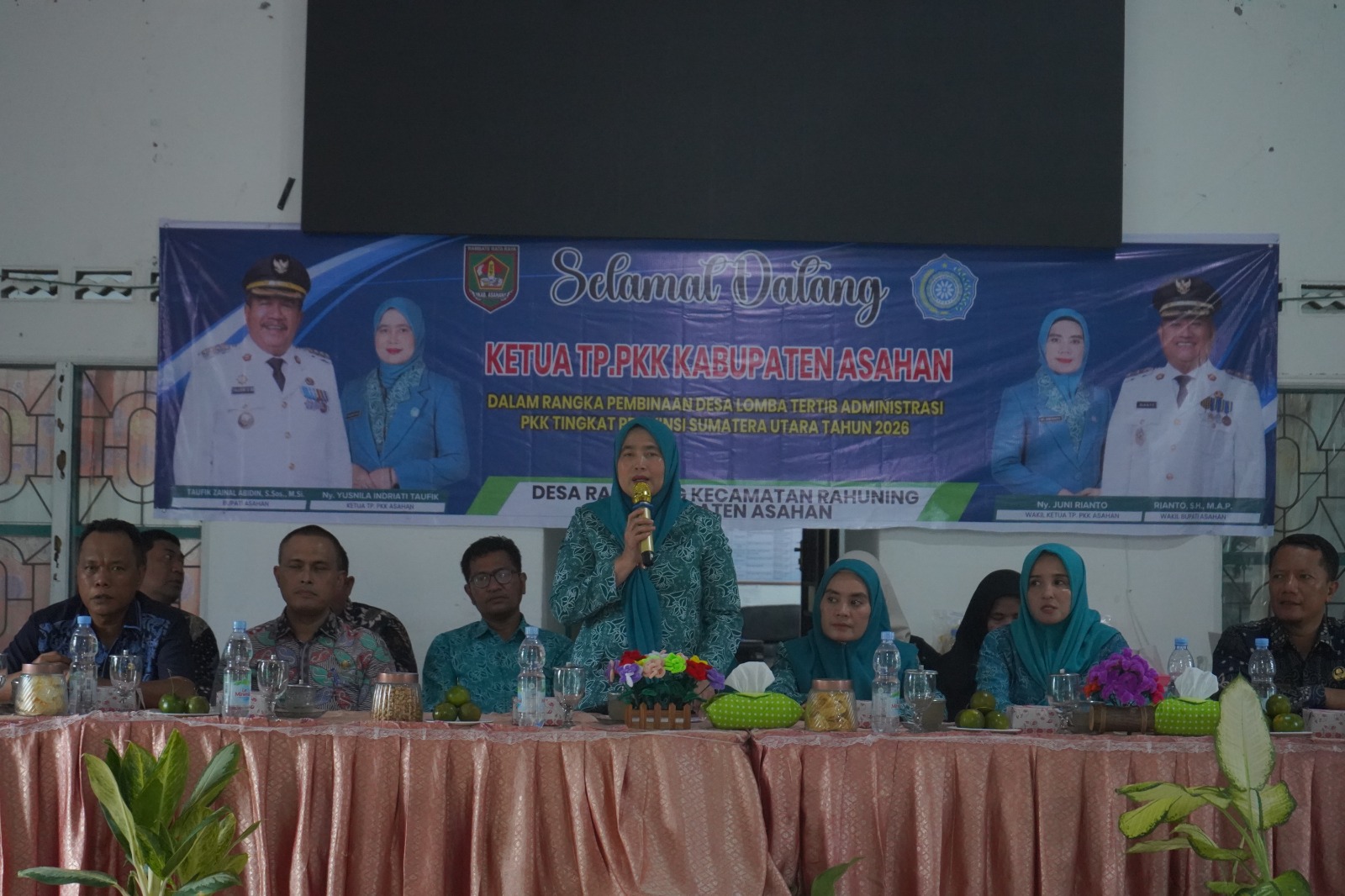 Teks fhoto Ketua TP PKK Kabupaten Asahan Ny.Yusnila Indriati Taufik mengikuti acara Lomba Tertib Administrasi PKK di Aula Desa Rahuning Kecamatan Rahuning Kamis (09/04/2026).beritasore/alirsyah