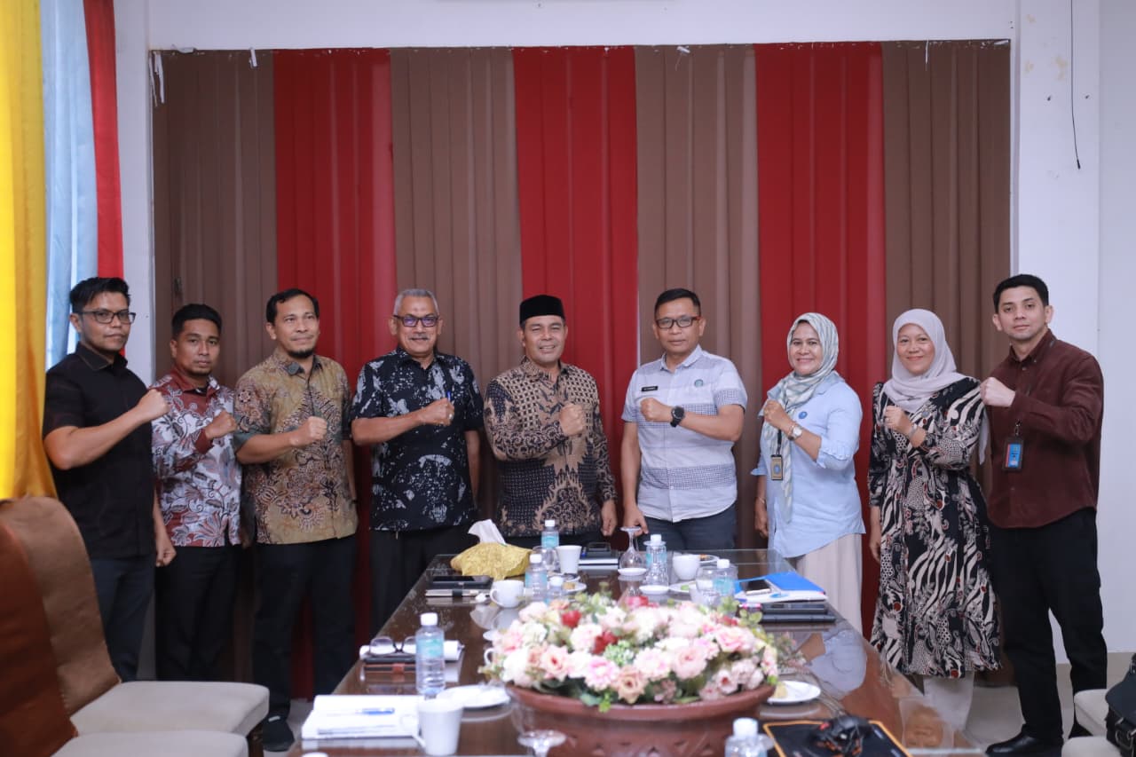 Foto bersama Bupati Aceh Besar Muharram Idris dan Plt Kepala BNN Kota Banda Aceh Kombes Pol Eko Purwanto S.Ag MH usai pertemuan, di Dekranasda Aceh Besar, Kecamatan Ingin Jaya, Kamis (9/4/2026). (Ist)