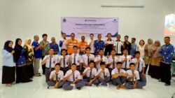 Ket.Foto : Yayan Nuryawan, Superintendent - Community Services PT AR, Michael, Marketing Communication Sub Dept Astra Motor dan Kepala SMKN 2 Padangsidimpuan, Zendro Hasibuan foto bersama dengan peserta Pelatihan Simulator Safety Riding di SMKN 2 Padangsidimpuan, Kamis (9/4/2026). Ist. 