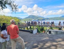 Teks Foto :
1. Sejumlah turis mancanegara mengambil moment foto teluk Sabang di depan tugu Sabang Merauke. (Ist)