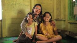 Ket Foto: KAPOLRES Samosir kunjungi anak yang menjadi korban penganiayaan oleh ibu tirinya. Ist