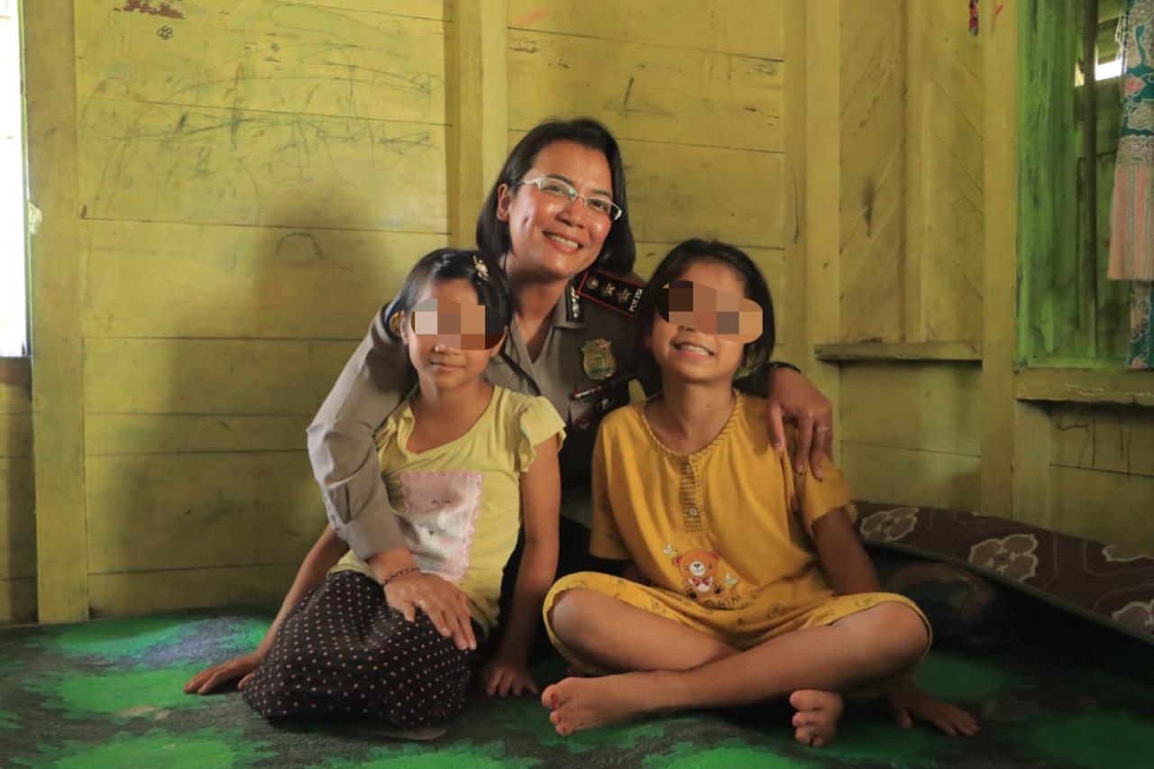 Ket Foto: KAPOLRES Samosir kunjungi anak yang menjadi korban penganiayaan oleh ibu tirinya. Ist