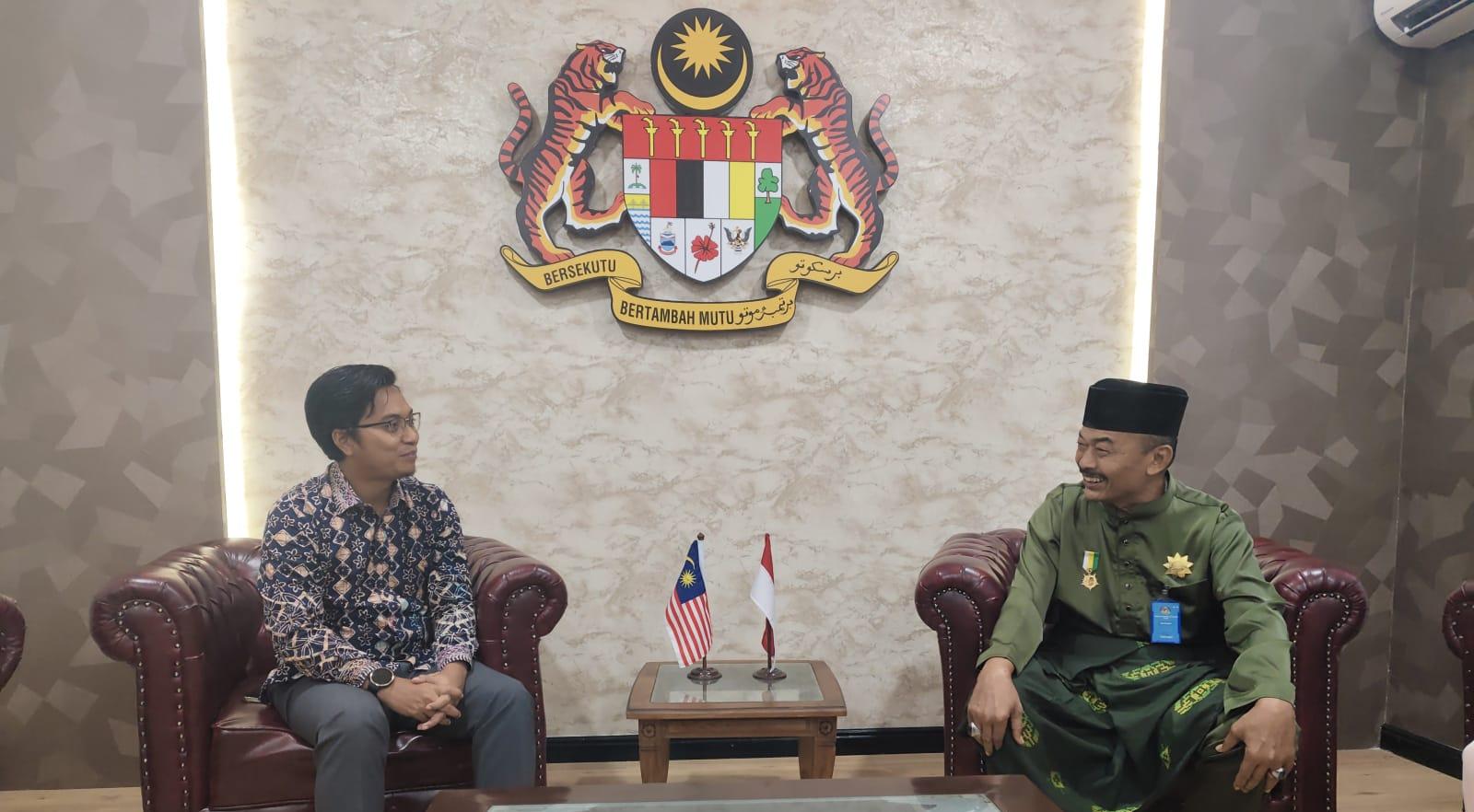 Teks Foto  Ketua PB Gerbang Malay  Dato Setia Satiya Samudra Wangsa Adhan Nur berkunjung ke Konsulat Jenderal (Konjen) Malaysia Jalan Diponegoro Medan belum lama Ini Beritasore.co.id/ist. 