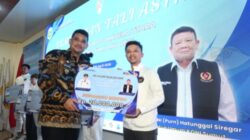 Foto: Gubernur Sumatera Utara (Sumut) Bobby Nasution menyerahkan tali asih kepada atlet Sumut peraih medali pada ajang SEA Games 2025 Thailand di Kantor KONI, Jalan Willem Iskandar, Deliserdang, Jumat (10/4/2026). Pada ajang tersebut, atlet asal Sumut berhasil mengoleksi total 30 medali, dengan perincian 5 medali emas, 16 medali perak, dan 9 medali perunggu