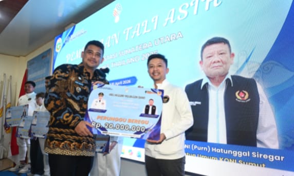 Foto: Gubernur Sumatera Utara (Sumut) Bobby Nasution menyerahkan tali asih kepada atlet Sumut peraih medali pada ajang SEA Games 2025 Thailand di Kantor KONI, Jalan Willem Iskandar, Deliserdang, Jumat (10/4/2026). Pada ajang tersebut, atlet asal Sumut berhasil mengoleksi total 30 medali, dengan perincian 5 medali emas, 16 medali perak, dan 9 medali perunggu