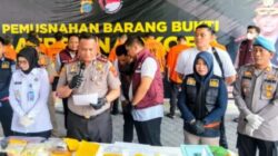 Teks fhoto Kapolres Batubara AKBP Doly Nelson H.H Nainggolan SH,MH saat gelar perkara sekaligus pemusnahan Barang Bukti Narkoba jenis Shabu di Moko Polres Batubara, AW dan MJ terancam hukuman 20 Tahun Penjara Senin (14/4/2026). beritasore/alirsyah
