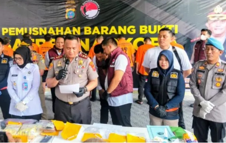 Teks fhoto Kapolres Batubara AKBP Doly Nelson H.H Nainggolan SH,MH saat gelar perkara sekaligus pemusnahan Barang Bukti Narkoba jenis Shabu di Moko Polres Batubara, AW dan MJ terancam hukuman 20 Tahun Penjara Senin (14/4/2026). beritasore/alirsyah