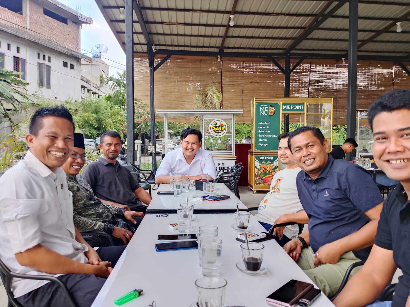 Teks dan foto : Unit Pidana Umum (Pidum) Satreskrim Polres Lhokseumawe bersama perangkat Desa Cot Trieng dan Fakhrurrazi YLBH Cakra tuntaskan sengketa pidana pertanahan melalui mekanisme Restorative Justice (RJ), Senin (13/04) di mapolres setempat. (ist)