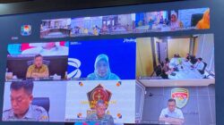 Teks foto: Kepala Dinas Pangan Aceh Besar Alyadi, S.Pi., beserta unsur Forkopimda dan anggota PPID Aceh Besar mengikuti secara virtual dari Kantor Bupati Aceh Besar, Kota Jantho, Senin (13/04/2026). (Ist)