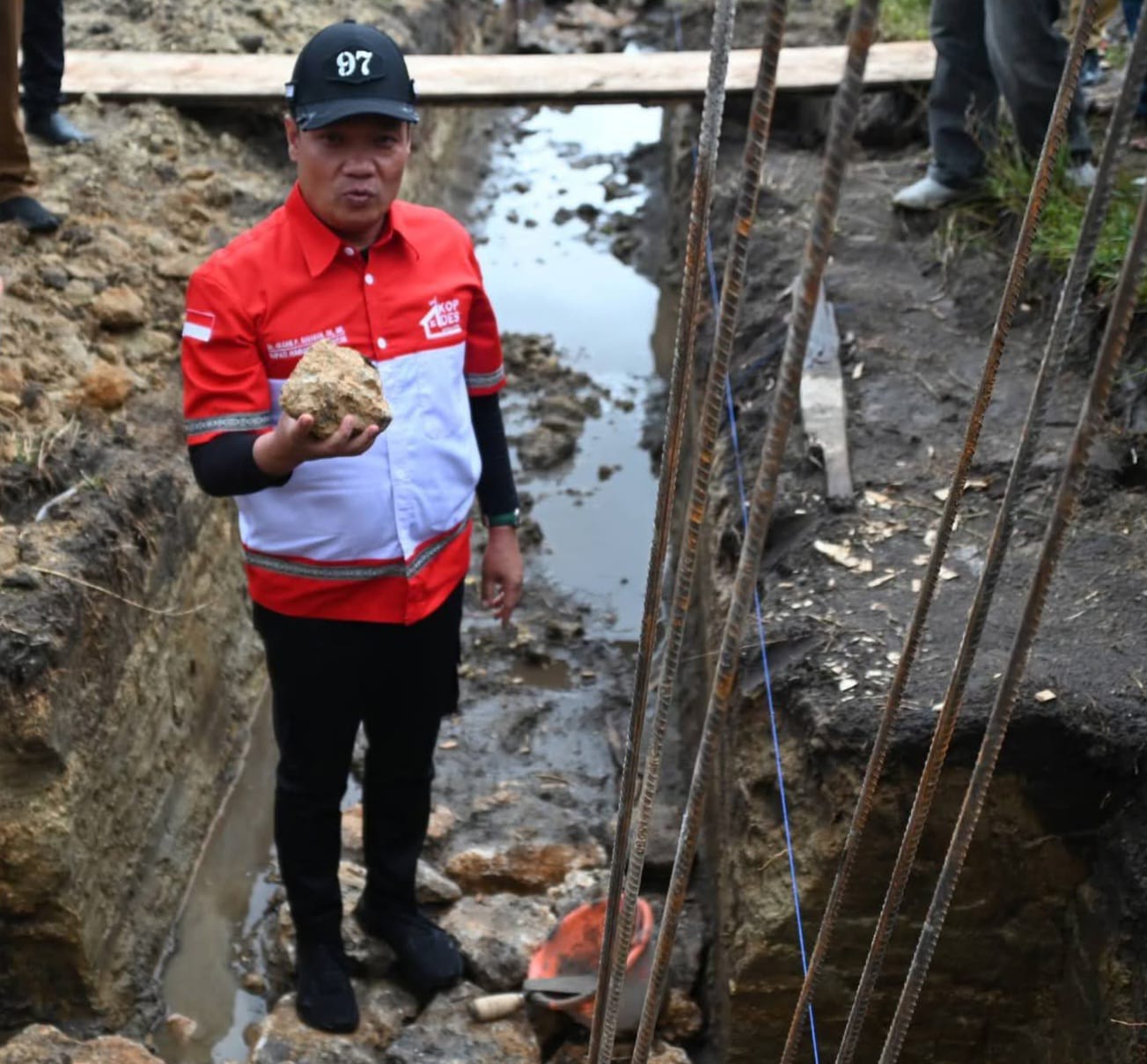 Ket Foto. BUPATI Humbahas, Oloan Paniaran Nababan melakukan peletakan batu pertama pembangunam Kopdes Merah Putih Desa Pansur Batu.Ist