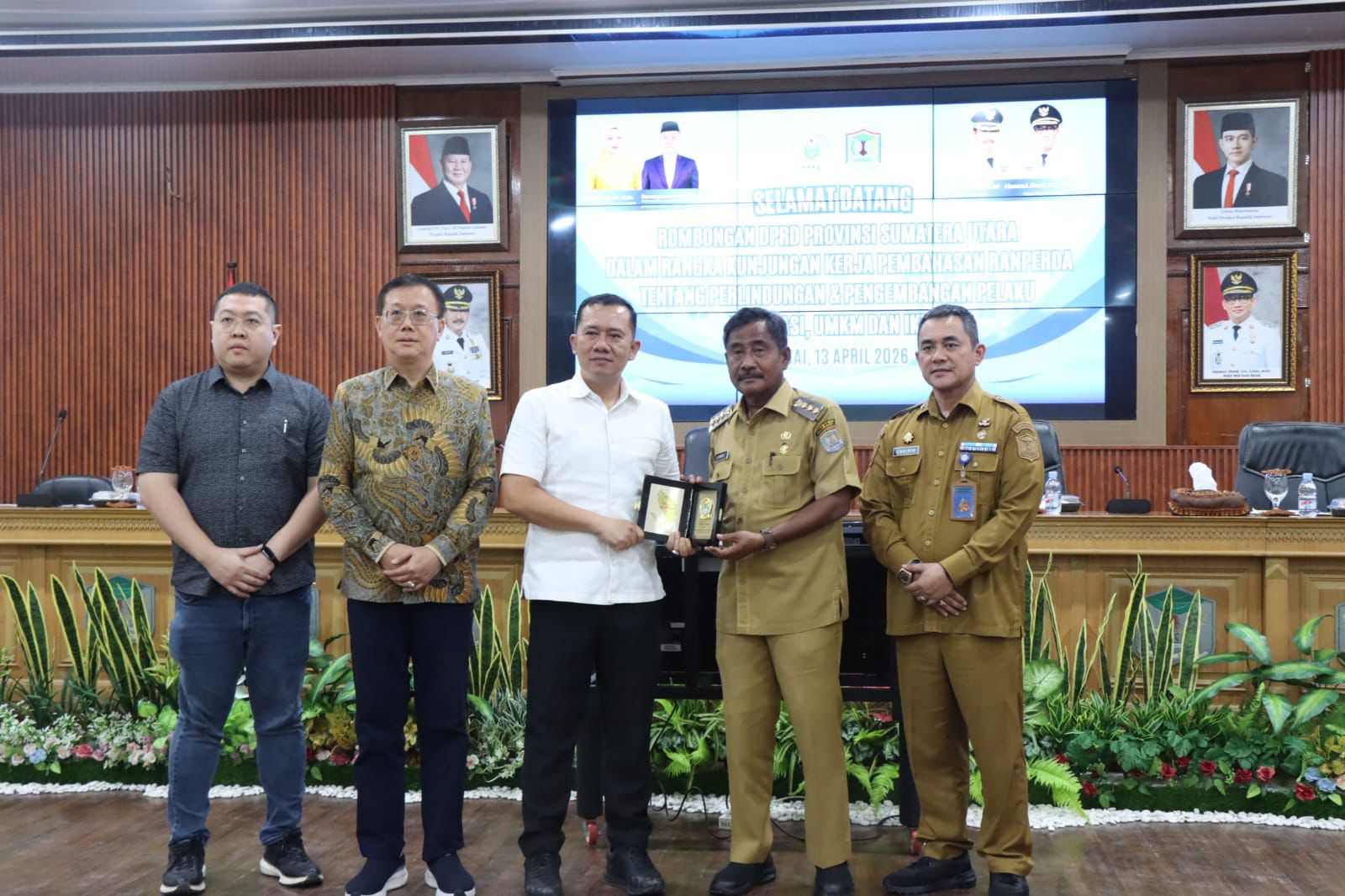 Teks foto : Tim DPRD Sumut bersama Wali Kota Binjjai( Berita Sore/ ist)