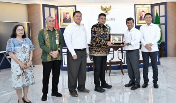 Foto: Gubernur Sumatera Utara (Sumut) Bobby Afif Nasution menerima audiensi Kepala Kantor Perwakilan Lembaga Penjamin Simpanan (LPS) I - Medan di Ruang Kerja Gubernur Lt. 10 Kantor Gubernur Sumut Jalan Diponegoro Nomor 30 Medan, Jumat (10/4/2026).