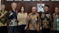 Foto: Wakil Gubernur Sumatera Utara (Sumut) Surya menerima kunjungan kerja Tim Fakultas Kedokteran Universitas Sumatera Utara (USU) di Ruang Kerja Lantai 9 Kantor Gubernur Sumut Jalan Diponegoro Kota Medan, Jumat (10/4/2026). Kunjungan tersebut untuk menyampaikan Rencana Strategis Penguatan Sistem Kesehatan di Nias Utara.