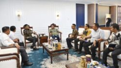 Foto: Gubernur Sumatera Utara (Sumut) Bobby Afif Nasution bertemu dengan Bupati Tapanuli Tengah Masinton Pasaribu dan Kepala Balai Besar Wilayah Sungai (BBWS) Sumatera II Medan di Ruang Kerja Gubernur Lt. 10 Kantor Gubernur Sumut Jalan Diponegoro Nomor 30 Medan, Jumat (10/4/2026).