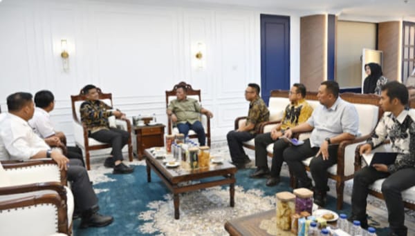 Foto: Gubernur Sumatera Utara (Sumut) Bobby Afif Nasution bertemu dengan Bupati Tapanuli Tengah Masinton Pasaribu dan Kepala Balai Besar Wilayah Sungai (BBWS) Sumatera II Medan di Ruang Kerja Gubernur Lt. 10 Kantor Gubernur Sumut Jalan Diponegoro Nomor 30 Medan, Jumat (10/4/2026).