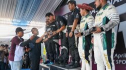 Foto: Kepala Dinas Kepemudaan dan Olahraga (Dispora) Sumut, Mahfullah Daulay yang dalam hal ini mewakili Gubernur Sumut Bobby Nasution menyerahkan Trophy kepada salah satu Juara Kategori RC 1 Sprint Rally Putaran 1 Tahun 2026 di Sumut Sport Center, Deli Serdang, Minggu (12/4/2026).