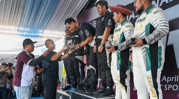 Foto: Kepala Dinas Kepemudaan dan Olahraga (Dispora) Sumut, Mahfullah Daulay yang dalam hal ini mewakili Gubernur Sumut Bobby Nasution menyerahkan Trophy kepada salah satu Juara Kategori RC 1 Sprint Rally Putaran 1 Tahun 2026 di Sumut Sport Center, Deli Serdang, Minggu (12/4/2026).