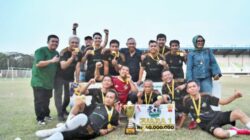 Foto: Kepala Dinas Pemuda dan Olahraga (Dispora) Sumut Mahfullah Pratama Daulay mewakili Gubernur Sumut Bobby Nasution, didampingi Kepala Dinas Komunikasi dan Informatika Sumut, Erwin Hotmansah Harahap menutup Pekan Olahraga Wartawan Sumatera Utara (PORWASU) Tahun 2026 sekaligus berfoto bersama di Stadion Mini Dispora Sumut Jalan William Iskandar, Medan, Minggu (12/4/2026).