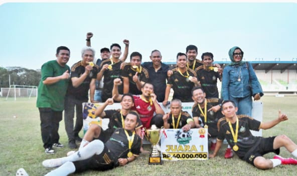 Foto: Kepala Dinas Pemuda dan Olahraga (Dispora) Sumut Mahfullah Pratama Daulay mewakili Gubernur Sumut Bobby Nasution, didampingi Kepala Dinas Komunikasi dan Informatika Sumut, Erwin Hotmansah Harahap menutup Pekan Olahraga Wartawan Sumatera Utara (PORWASU) Tahun 2026 sekaligus berfoto bersama di Stadion Mini Dispora Sumut Jalan William Iskandar, Medan, Minggu (12/4/2026).