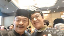 Teks Foto  Ketua Gerbang Malay Dato Setia Satiya Samudra Wangsa Adhan Nur (kiri) saat menghadiri HBH Akbar Masyarakat Melayu di Mercure Hotel, Minggu (12/4/26).Beritasore.co.id/ist. 