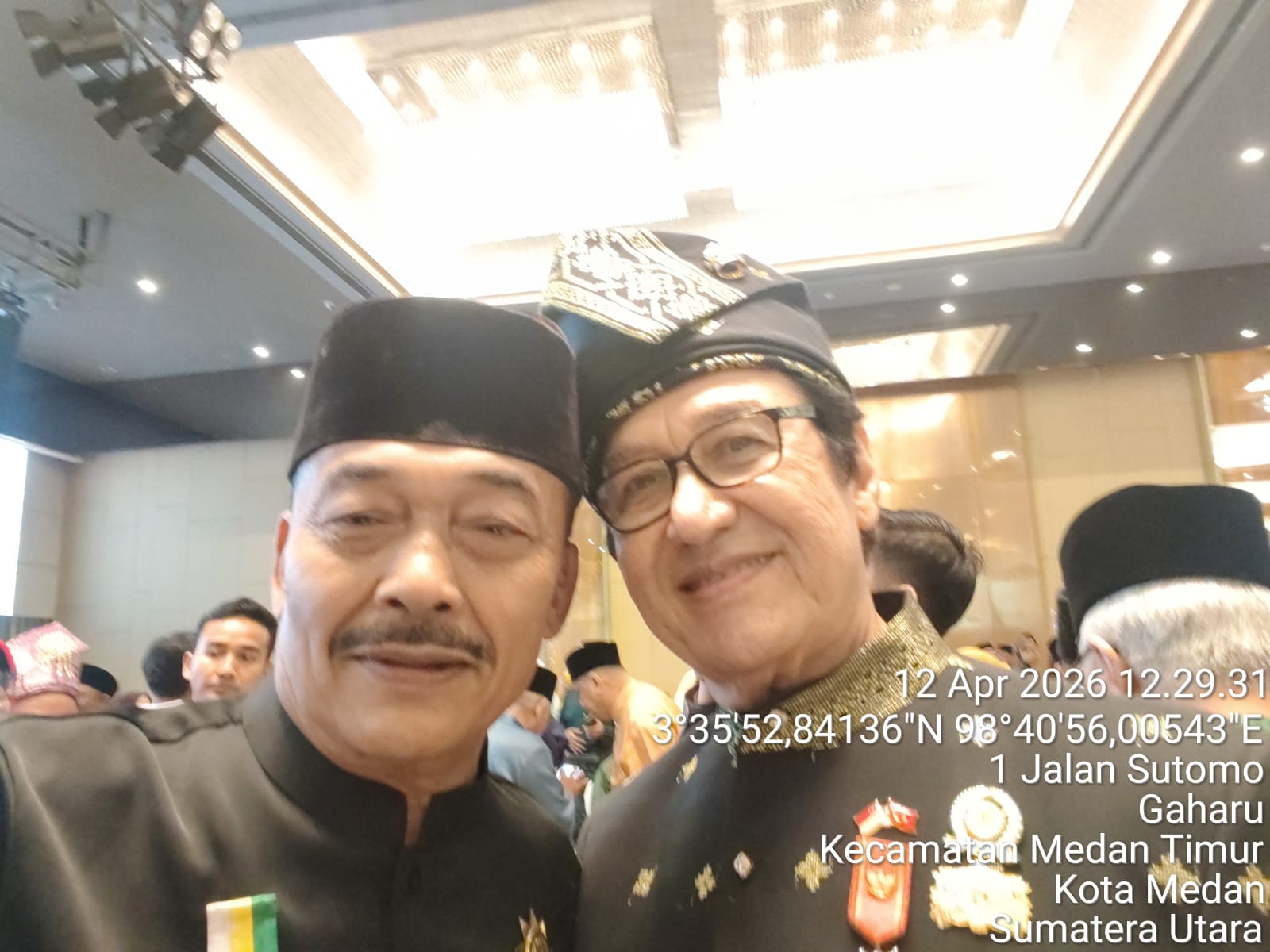 Teks Foto  Ketua Gerbang Malay Dato Setia Satiya Samudra Wangsa Adhan Nur (kiri) saat menghadiri HBH Akbar Masyarakat Melayu di Mercure Hotel, Minggu (12/4/26).Beritasore.co.id/ist. 