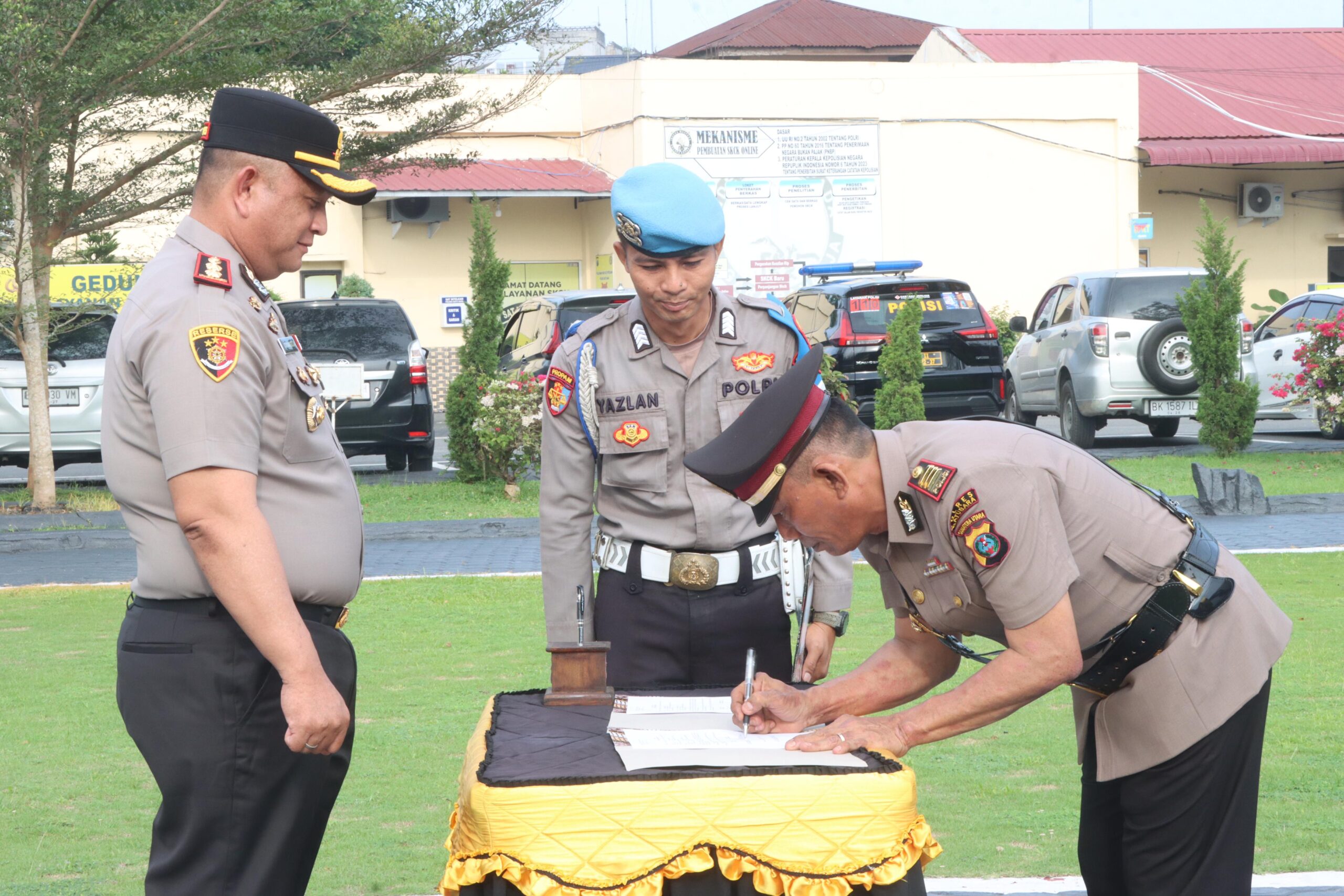 Teks foto: Kapolres Batubara AKBP Doly Nelson Nainggolan menyaksikan serahterima jabatan pejabat dilingkungan Polres Batubara.( Ist)