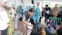 Teks fhoto Bupati Asahan Taufik Zainal Abidin S.Sos.M.Si menggelar Bakti Sosial di Pendopo Rumdis Bupati Asahan Jl.Jend. Sudirman Kelurahan Mekar Baru Kecamatan Kota Kisaran Barat Kabupaten Asahan Selasa (14/4-2026). beritasore/alirsyah