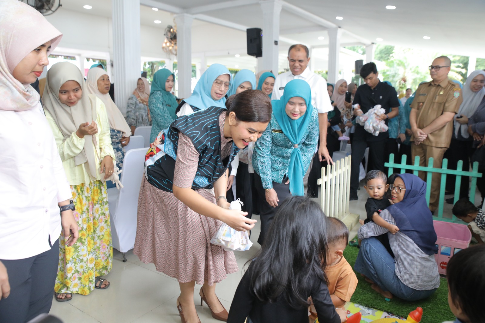 Teks fhoto Bupati Asahan Taufik Zainal Abidin S.Sos.M.Si menggelar Bakti Sosial di Pendopo Rumdis Bupati Asahan Jl.Jend. Sudirman Kelurahan Mekar Baru Kecamatan Kota Kisaran Barat Kabupaten Asahan Selasa (14/4-2026). beritasore/alirsyah