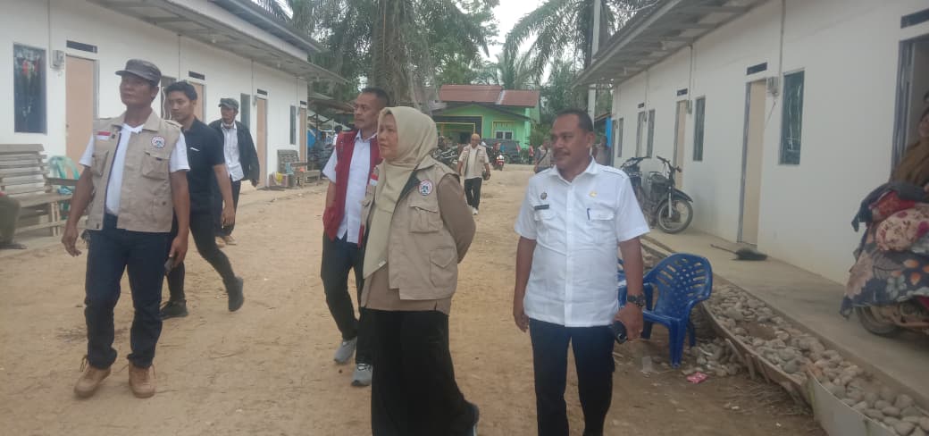 Teks foto : Anggota DPR RI Komisi VIII beserta rombongan bersama Plt. Sekda dan Kalak BPBD Aceh Tamiang saat meninjau langsung kondisi Huntara di Kampung Alur Jambu guna memastikan kelayakan tempat tinggal bagi masyarakat.
