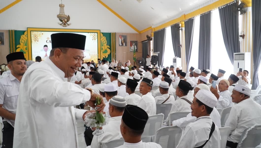 Teks Foto  Bupati Langkat H. Syah Afandin, SH  menepungtawari sekaligus memberikan doa restu kepada 398 Jamaah Calhaj asal Kabupaten Langkat Tahun 2026 di Pendopo Jentera Malay, Rumah Dinas Bupati Langkat, Stabat, Jumat (15/4/2026).beritasore.co.id/ist. 