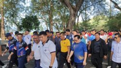 Teks Foto : Suasana olah raga jalan santai untuk meningkatkan kekompakan antara TNI, Polri dan Pemko Sabang. (ist)