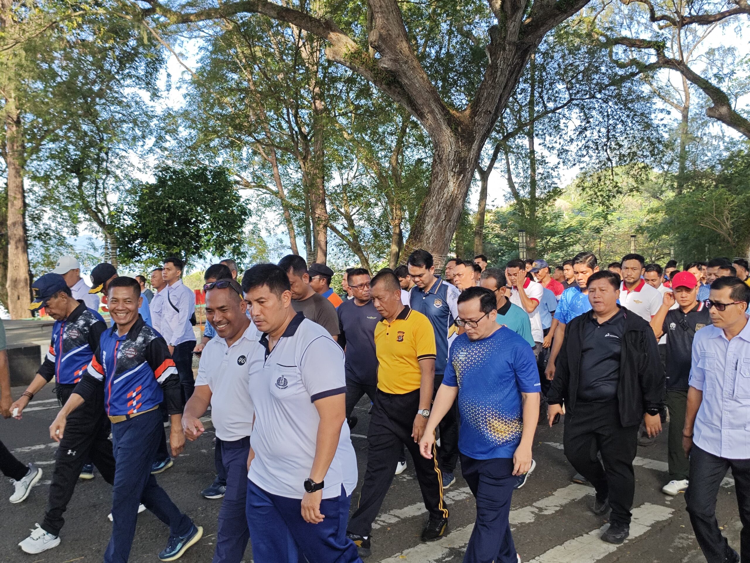 Teks Foto : Suasana olah raga jalan santai untuk meningkatkan kekompakan antara TNI, Polri dan Pemko Sabang. (ist)
