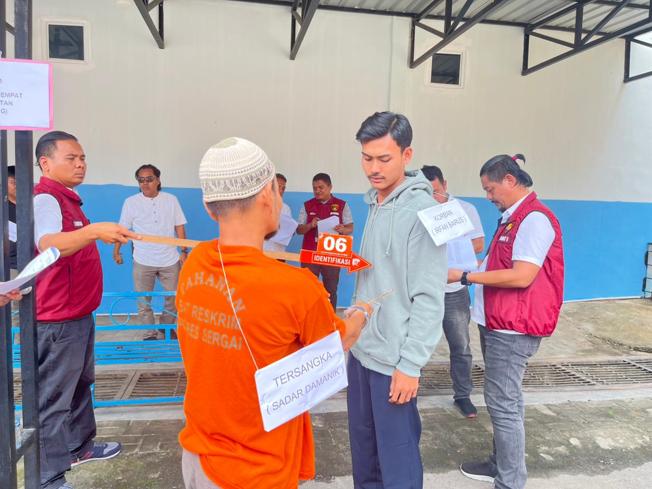 Teks foto: 10 Adegan rekontruksi pembunuhan yang dilakukan Polres Serdang Bedagai di Dusun lV Desa Sungai Buaya. Kecamatan Silinda.Kabupaten Serdang Bedagai,.Kamis 16 April 2026.(Beritasore-Azwen)