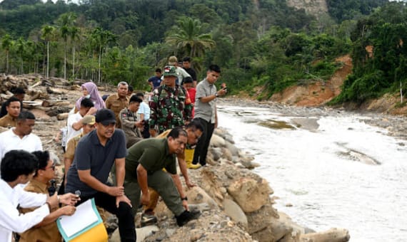 Foto: Gubernur Sumatera Utara (Sumut) Muhammad Bobby Afif Nasution didampingi Bupati tapanuli Tengah (Tapteng) Masinton Pasaribu meninjau Sungai Badiri, Kecamatan Badiri, Kabupaten Tapteng, Senin (13/4/2026).
