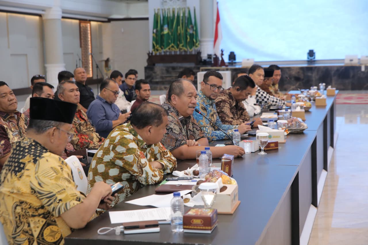 Teks fhoto Bupati Asahan Taufik Zainal Abidin Siregar, S.Sos.,M.Si menghadiri sosialisasi pencabutan perizinan Berusaha Pemanfaatan Hutan (PBPH) di Aula Raja Inal Siregar Provinsi Sumatera Utara Kamis (16/04/2026).beritasore/ alirsyah