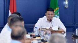 Foto: Gubernur Sumatera Utara (Sumut) Bobby Nasution menghadiri Rapat Koordinasi Pendataan Hunian Tetap bersama Satgas Percepatan Rehabilitasi dan Rekonstruksi Pascabencana Alam di Provinsi Aceh, Sumatera Barat dan Sumut secara daring melalui aplikasi Zoom Meeting di Ruang Kerja Lantai 10 Kantor Gubernur Sumut Jalan Diponegoro Kota Medan, Rabu (15/4/2026).