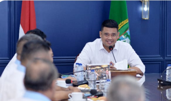 Foto: Gubernur Sumatera Utara (Sumut) Bobby Nasution menghadiri Rapat Koordinasi Pendataan Hunian Tetap bersama Satgas Percepatan Rehabilitasi dan Rekonstruksi Pascabencana Alam di Provinsi Aceh, Sumatera Barat dan Sumut secara daring melalui aplikasi Zoom Meeting di Ruang Kerja Lantai 10 Kantor Gubernur Sumut Jalan Diponegoro Kota Medan, Rabu (15/4/2026).