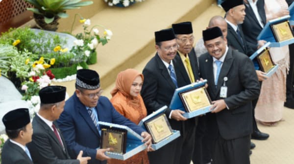 Foto: Gubernur Sumatera Utara (Sumut) Bobby Nasution dan Wakil Gubernur Sumut Surya menghadiri Rapat Paripurna Istimewa Hari Jadi ke-78 Provinsi Sumut di Gedung DPRD Sumut, Jalan Imam Bonjol, Medan, Rabu (15/4/2026). Sekaligus pemberian bingkisan kepada mantan gubernur, Sekda dan mantan ketua DPRD