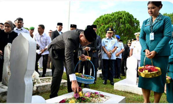 Foto: Gubernur Sumatera Utara (Sumut) Muhammad Bobby Afif Nasution bersama Ketua TP PKK Kahiyang Ayu Bobby Nasution, Wakil Gubernur Sumut Surya, Staf Ahli I TP PKK Sumut Titiek Sugiharti, Pj Sekdaprov Sumut Sulaiman Harahap di dampingi sejumlah OPD, beserta seluruh Forkopimda pada Upacara Ziarah dan Tabur Bunga di Taman Makam Pahlawan (TMP) Bukit Barisan, Jalan SM Raja, Medan, Rabu (15/4/2026).